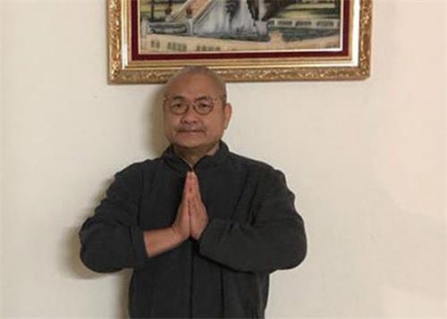 图3: 中国新年之际,阮童合十“恭祝李老师新年快乐”, 感恩李老师,感谢法轮大法
