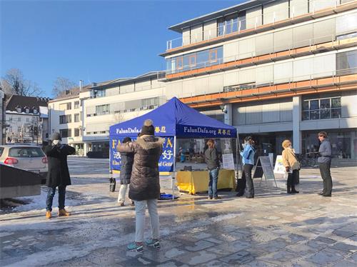图1:二零二一年二月十二日,法轮功学员在德国斯坦贝格城(Starnberg)市政厅所在地教堂广场(Kirchpaltz)举办活动,一些路人当场跟着学员们学炼法轮功。
