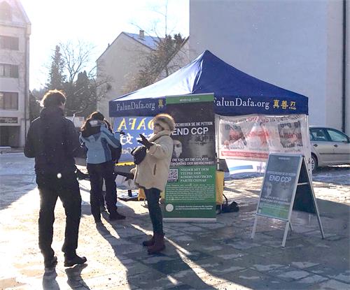 图2~4: 当地民众跟法轮功学员进行交谈,希望了解更多真相。