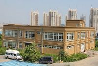 '图:德国人冯•哈根斯与哈根斯大连生物塑化厂,此工厂是全球最大的人体标本生产基地。“王立军事件”后,此尸体加工厂突然人去楼空。'