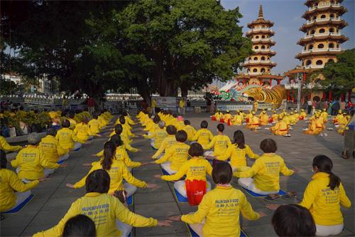 '图1~2:二零二一年一月三十一日周日下午,高雄部份法轮功学员于著名旅游景点“莲池潭龙虎塔”边广场炼功弘法,并于中国新年前夕恭祝师尊新年好。'