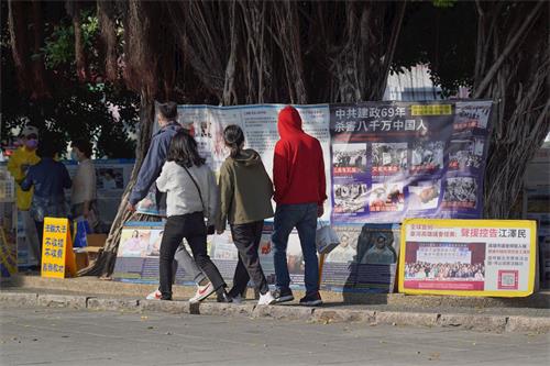 '图3:二零二一年一月三十一日周日下午,高雄部份法轮功学员于著名旅游景点“莲池潭龙虎塔”边广场炼功弘法讲真相,现场有很多真相横幅和展板。'