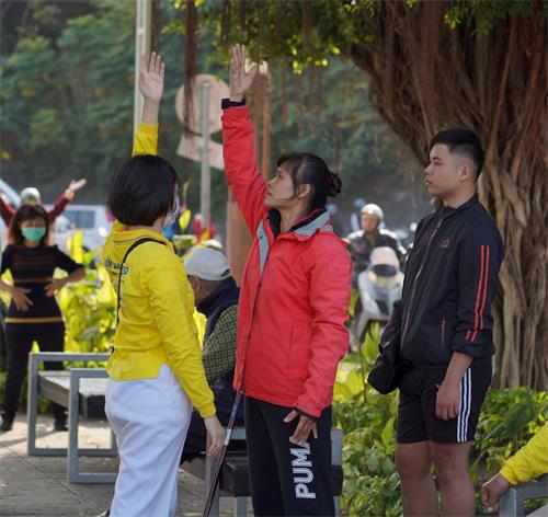 '图4:工厂老板娘许女士激动的说:“我终于找到你们学法轮功了!”并表示明天晚上要去参加法轮功九天学习班。'