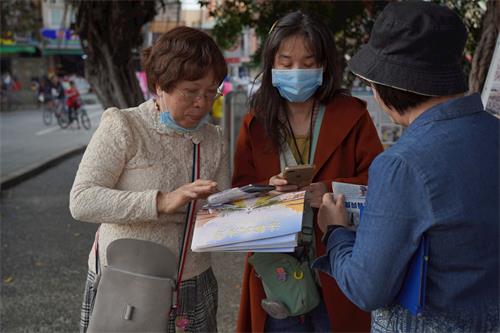'图5:来自市区的边女士想要学炼法轮功,并记下炼功点资讯。'