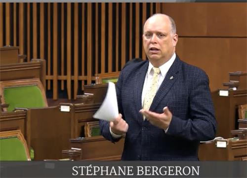 '图:魁人党国会议员伯杰龙(Stéphane Bergeron)在2021年2月18日加拿大国会辩论中发言表示,中共公然违反人权的行为在二零零零年初就开始了,而且针对的团体非常广泛。(视频截图)'