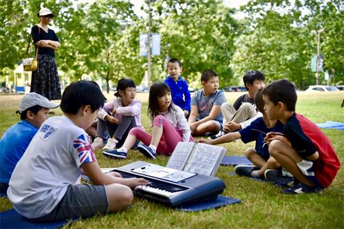 '图5:小弟子学音乐'
