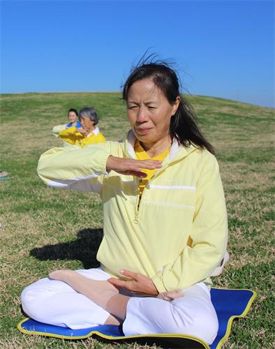 '图4:唐女士在打坐中'