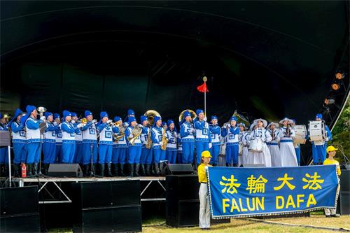 '图1:天国乐团在新西兰国庆盛典的舞台上表演。'