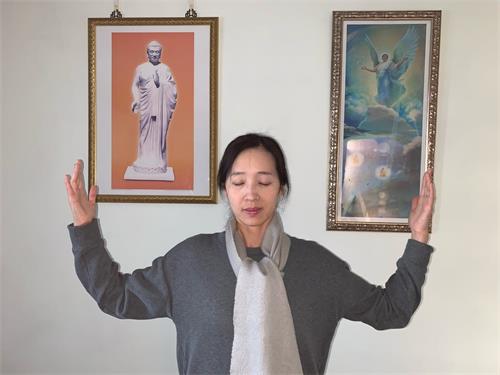 '图1:惠雯正在炼法轮功的第二套功法'