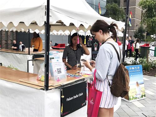 '图3:一位大学生正在使用手机二维码注册加入法轮大法社团。'