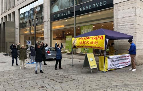'图1:部份德国法轮功学员们在斯图加特市步行街上举办讲真相活动'