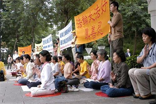 '图3:案件审理期间,法轮功学员在法院外和平祥和地静坐请愿。'