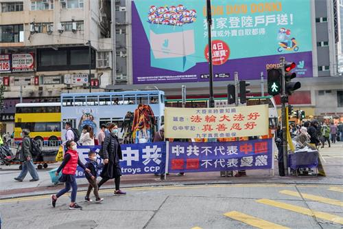 '图4~7:香港法轮功学员不惧中共迫害压力下,仍坚持不懈在各真相点讲清法轮功受迫害真相,希望民众能了解真相,为自己带来美好的未来。'