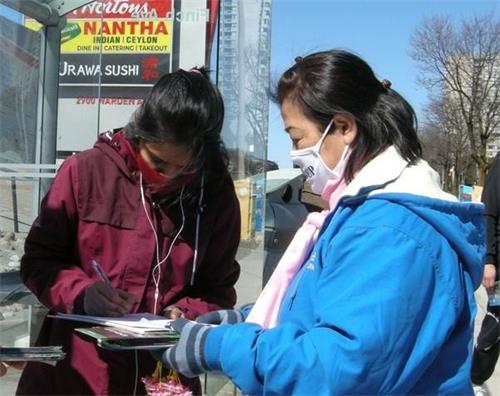 '图4~8:民众在征签表上签名支持法轮功学员传递的真相。'