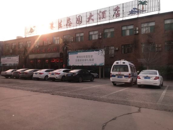'洗脑班门前的车辆 ,这辆救护车在此停了一周了'