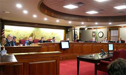 '图1:3月23日晚,美国弗吉尼亚州斯波特夕法尼亚县(Spotsylvania County)通过一项决议案,强烈谴责中共迫害法轮功,并强烈谴责中共活摘法轮功学员器官。图为会议现场。'