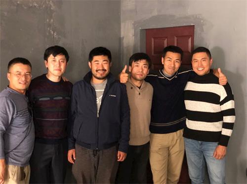 '金学哲先生(右三)参加电影《永恒的五十分钟》的拍摄。图为拍摄时留影。'