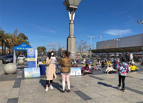 '图1~2:二零二一年三月六日,旧金山部份法轮功学员来到渡轮大厦前的广场集体炼功,告诉人们“法轮大法好,真善忍好”。'