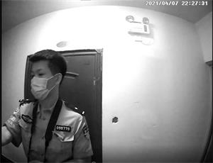 Ɗ月7日晚,威胁开门的警察,警号:098776)'