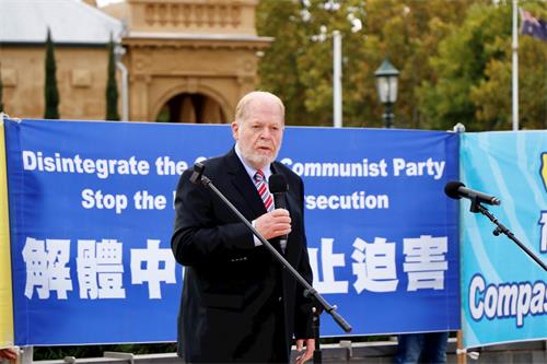 '图7:澳洲人权活动家、澳洲听障协会主席、自由党资深成员安德鲁·布什(Andrew Bush)在集会上发言。'