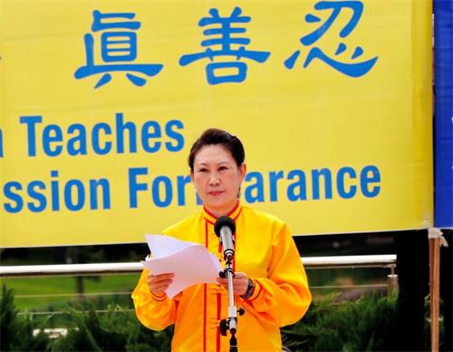 '图8:法轮功学员李凡在集会上发言。'