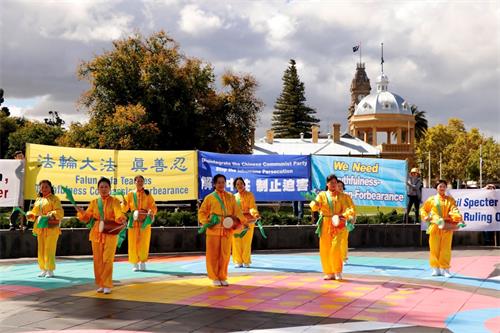 '图10:法轮功腰鼓队在集会上表演。'
