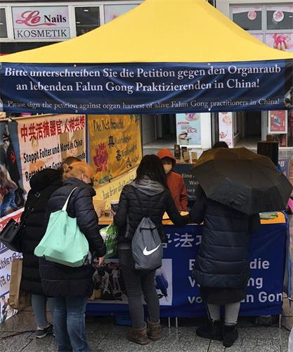 '图2:民众为反迫害签名'