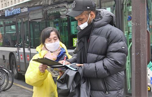 '图3~4:了解真相后人们在征签表上签字,支持法轮功学员反迫害。'