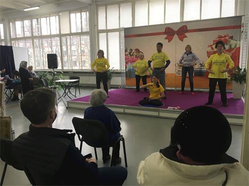 '图1:俄罗斯圣彼得堡学员在健康展展示功法'
