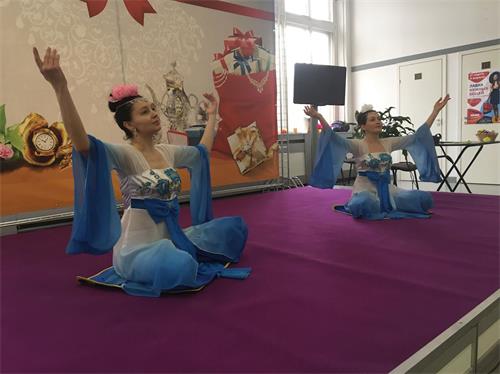 '图2:俄罗斯圣彼得堡学员在健康展表演舞蹈'