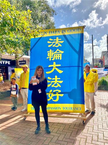 '图15:思凯·瑞阿娜在她的社交媒体上帮助传真相。'