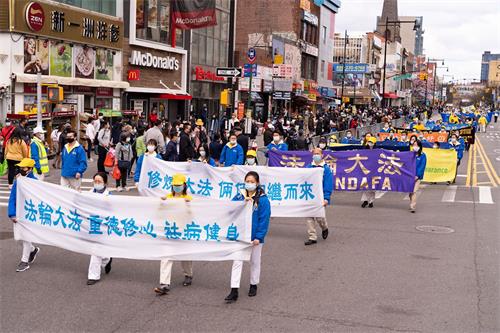 '图1~4:纪念“四二五”和平上访二十二周年,二零二一年四月十八日,上千名纽约法轮功学员举办游行。'