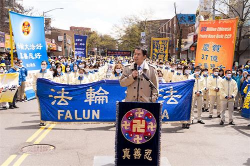 '图6:法轮大法信息中心发言人张而平在集会上发言'