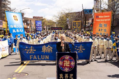 '图7:纽约民主党法拉盛社区领袖玛莎(Martha Flores-Vazquez)女士在集会上发言'