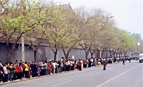 '图1:1999年4月25日,万名法轮功学员到北京中南海一侧的国务院信访办上访,被称作中国上访史上 “规模最大、最理性平和、最圆满” 的和平上访。图为秩序井然的四·二五上访民众。'