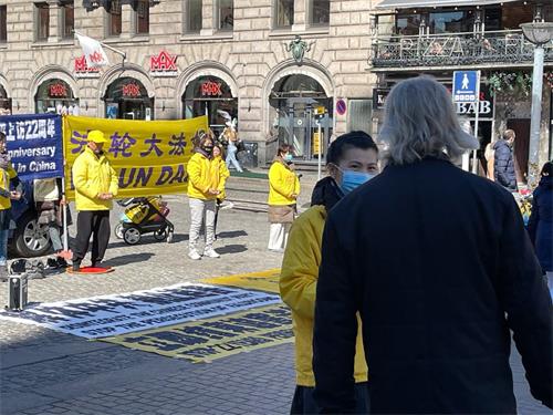 '图4~6:路人倾听真相,一致支持法轮功学员的正义行为'