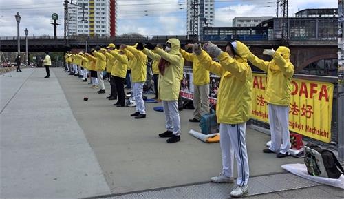 '图1:二零二一年四月二十三日,柏林法轮功学员在中共使馆前的亚诺维茨桥上演示功法,呼吁制止中共迫害。'