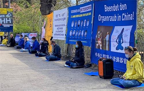 '图3:二零二一年四月二十三日,汉堡法轮功学员在中领馆对面静坐抗议,呼吁停止中共迫害法轮功。'