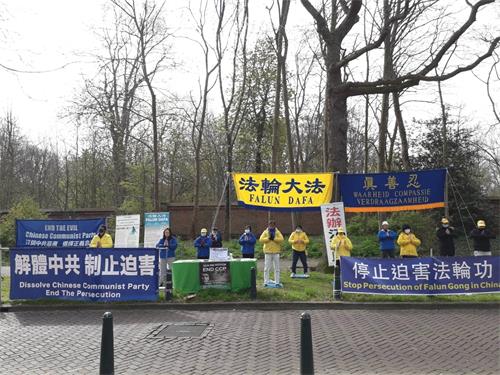 图1~2: 纪念四·二五 荷兰法轮功学员在中共驻荷兰大使馆前举行和平抗议活动