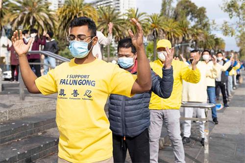 '图1~4:法轮功学员在渡轮广场炼功'