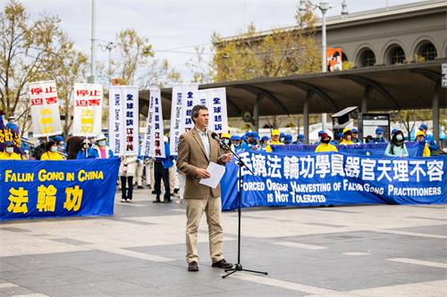'图11:西人法轮功学员李定(Dean)在发言'