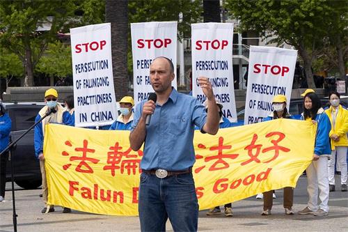 '图13:地质学家安迪·埃尔斯莫尔在发言'
