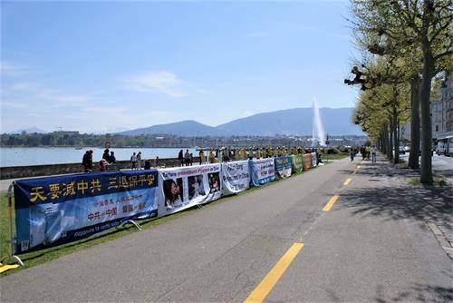 '图1:瑞士法语区法轮功学员在联合国人权委员会所在地的日内瓦湖畔,举行讲真相活动'