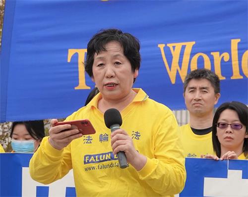'图2:来自大连的王春彦女士在集会上发言'