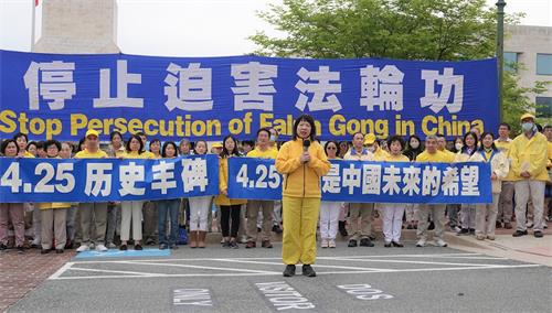 '图3:华府法轮功学员葛敏女士在集会上发言。'