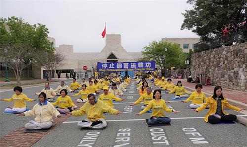 '图4~5:二零二一年四月二十四日,美国首都地区部份法轮功学员在中共驻美大使馆前举行集会,纪念万名中国法轮功学员“四二五”和平上访二十二周年。法轮功学员在集会后集体炼功。'