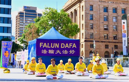 '图1~3:昆士兰法轮功学员在布里斯班广场(Brisbane Square)举行讲真相活动'