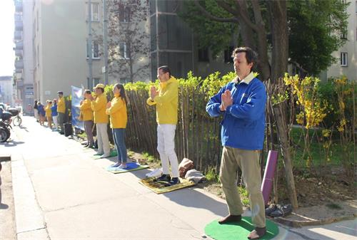 '图2:二零二一年四月二十五日,奥地利法轮功学员在使馆侧面的路边演示功法。'
