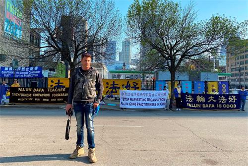 '图6:JD Johns 为能够了解法轮功学员的故事而感到自豪。'