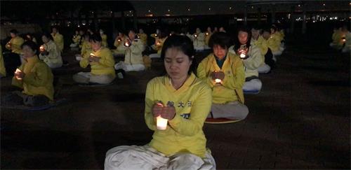 '图11~12:东京法轮功学员举行烛光悼念,悼念多年来在中国被迫害致死的法轮功学员。'